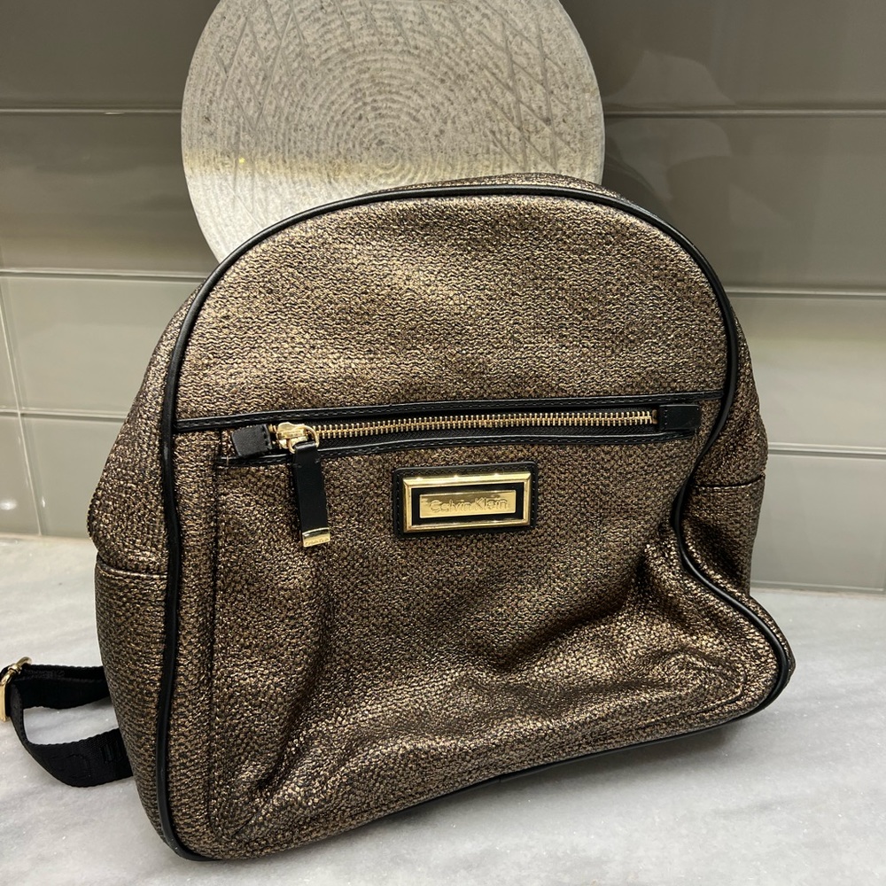 CALVIN KLEIN SIGNATURE BACKPACK GOLDEN METALLIC BLACK